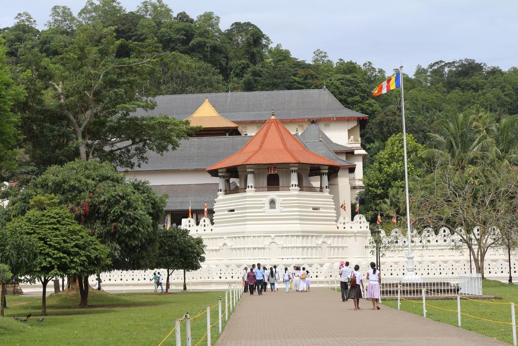 Oak Ray Regency Hotel Kandy Exterior foto