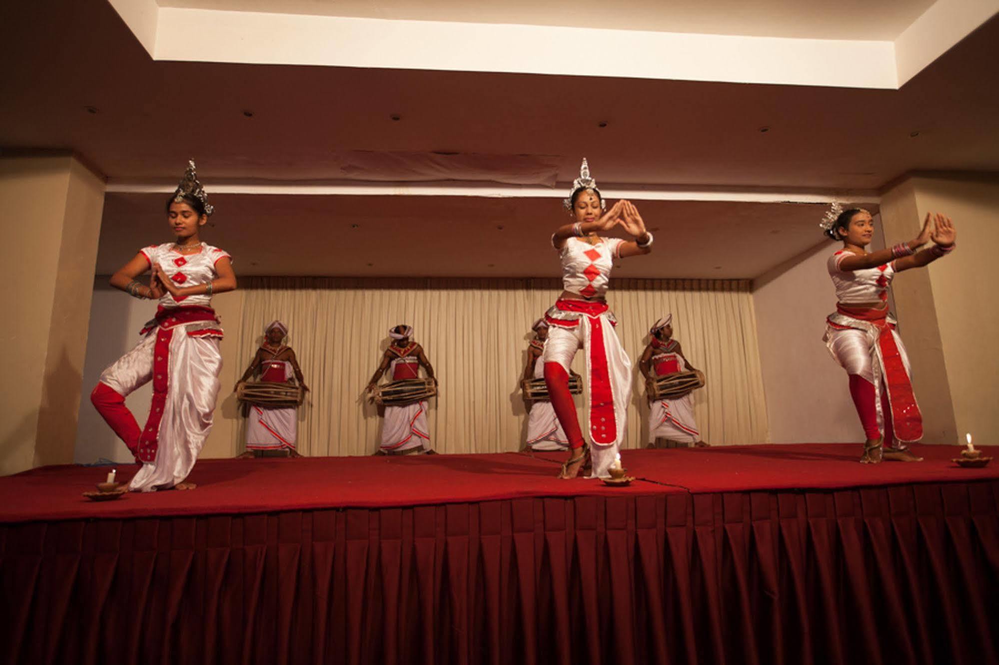 Oak Ray Regency Hotel Kandy Exterior foto