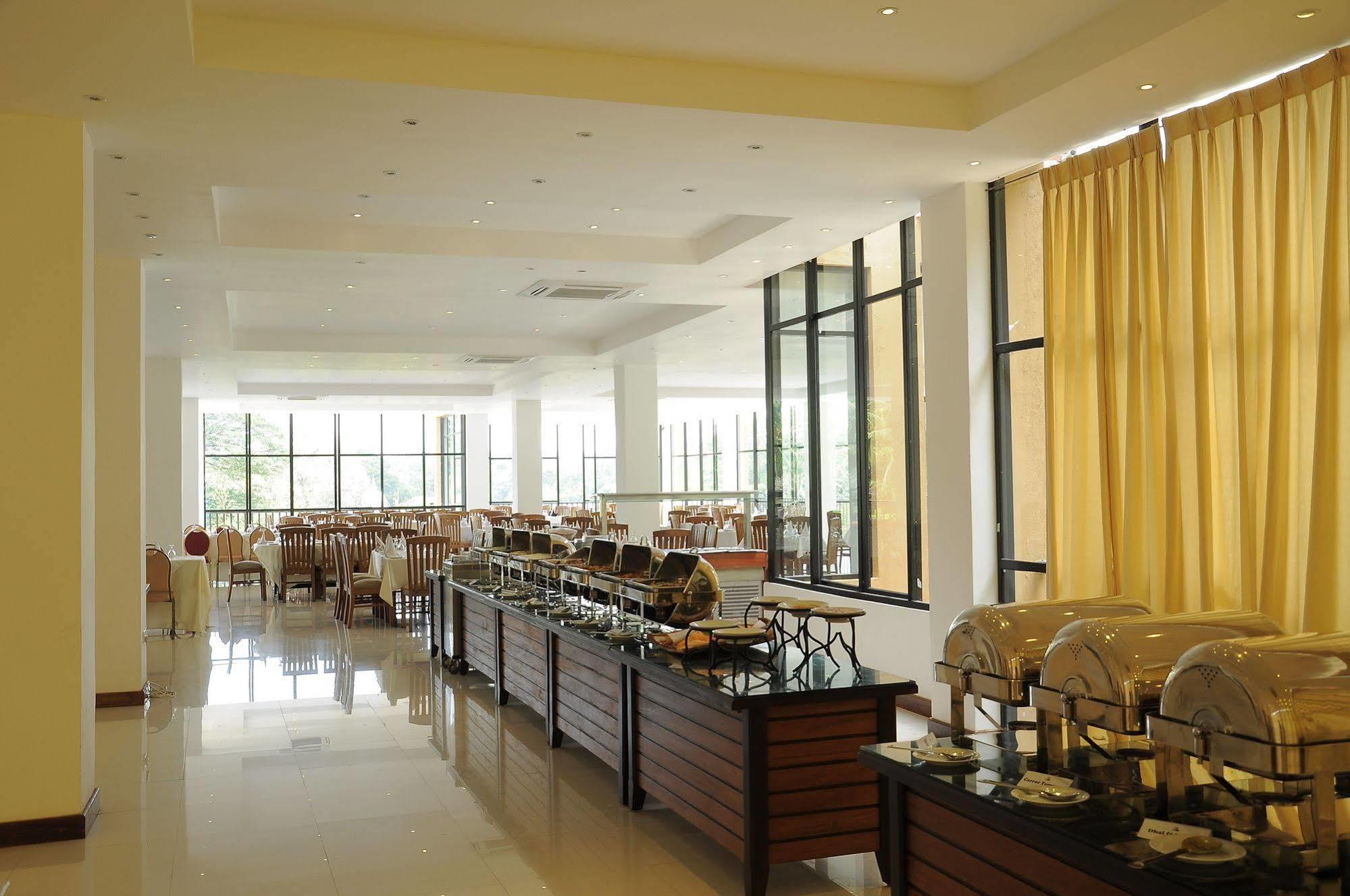 Oak Ray Regency Hotel Kandy Exterior foto