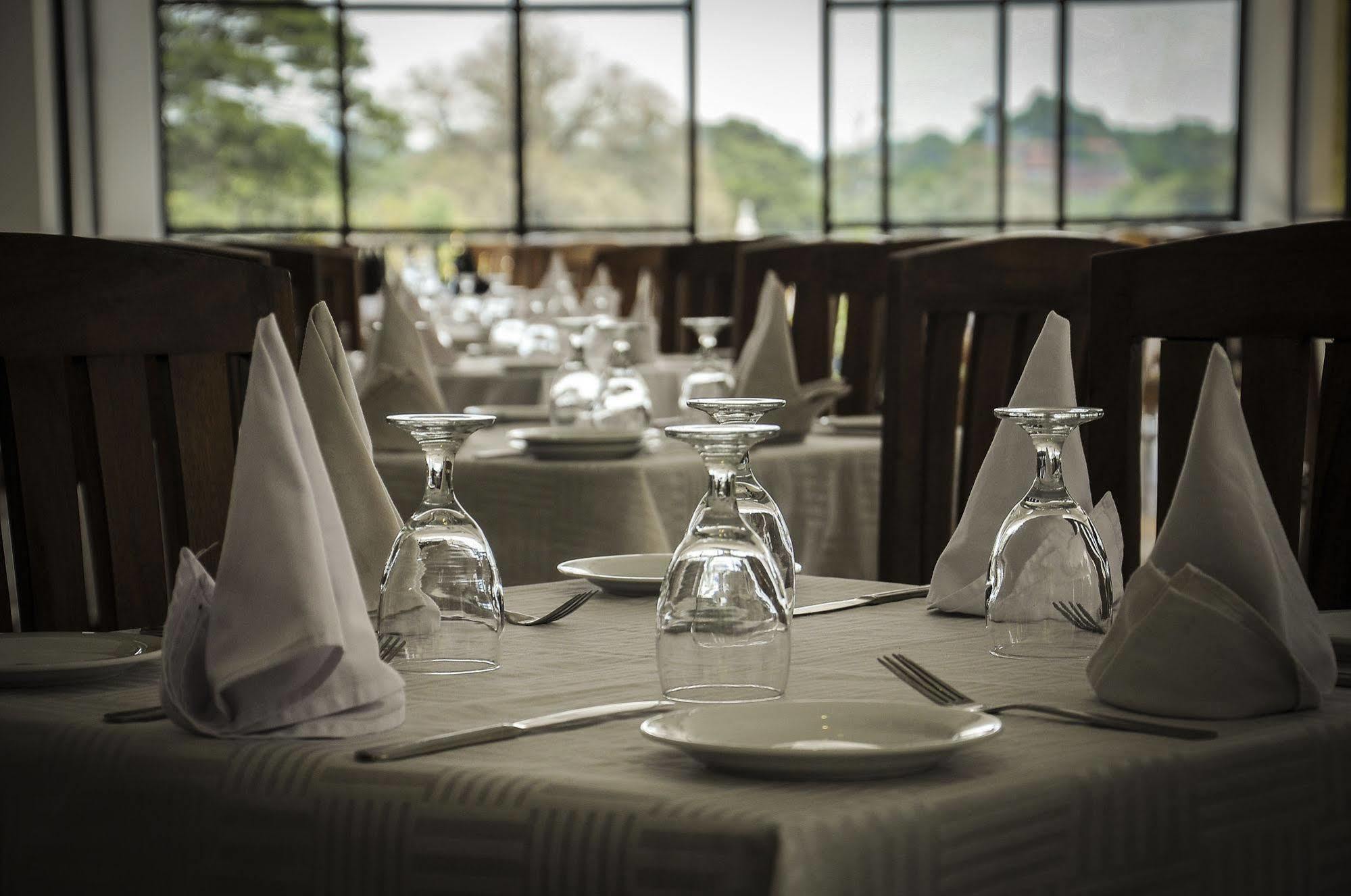 Oak Ray Regency Hotel Kandy Exterior foto