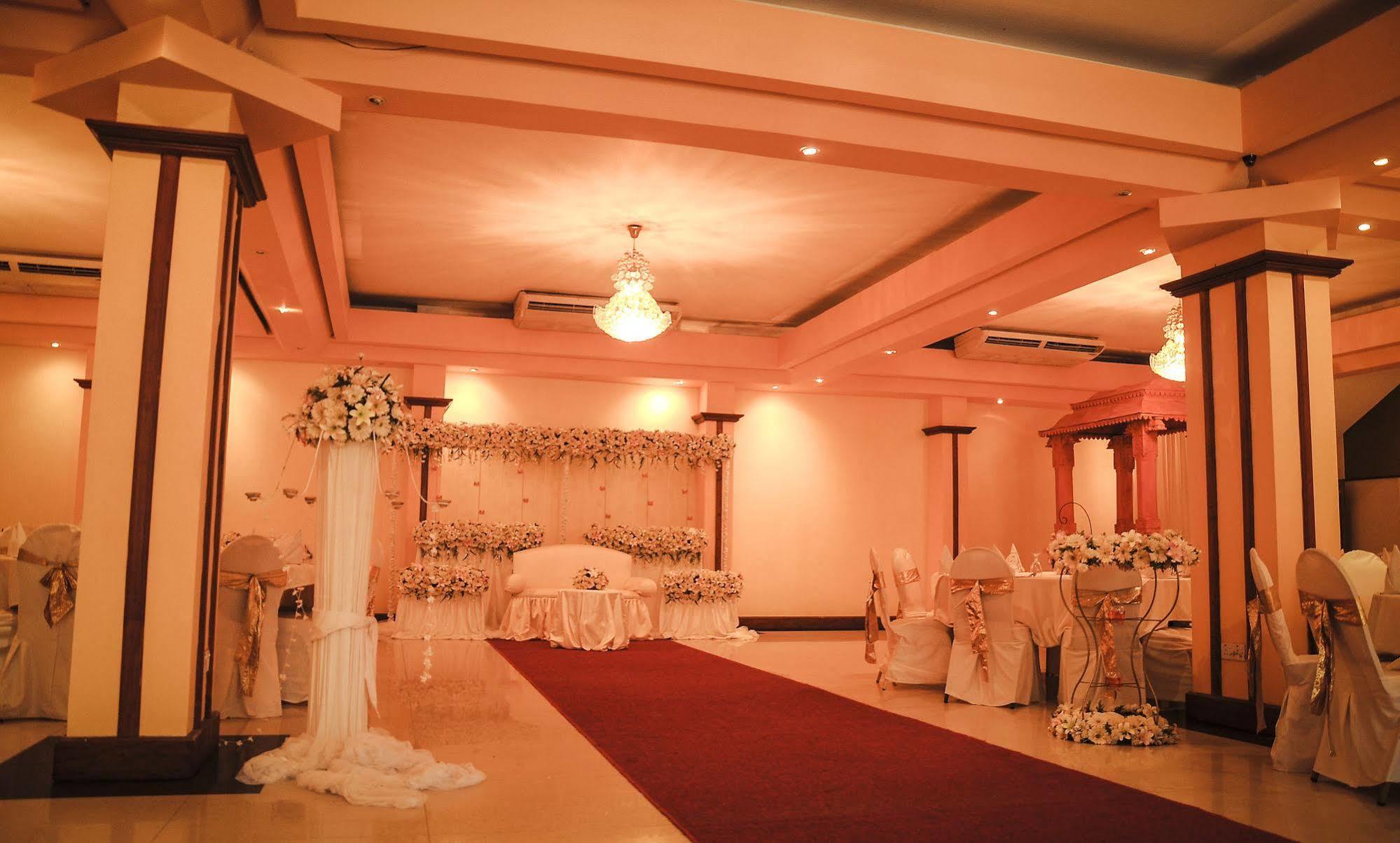 Oak Ray Regency Hotel Kandy Exterior foto