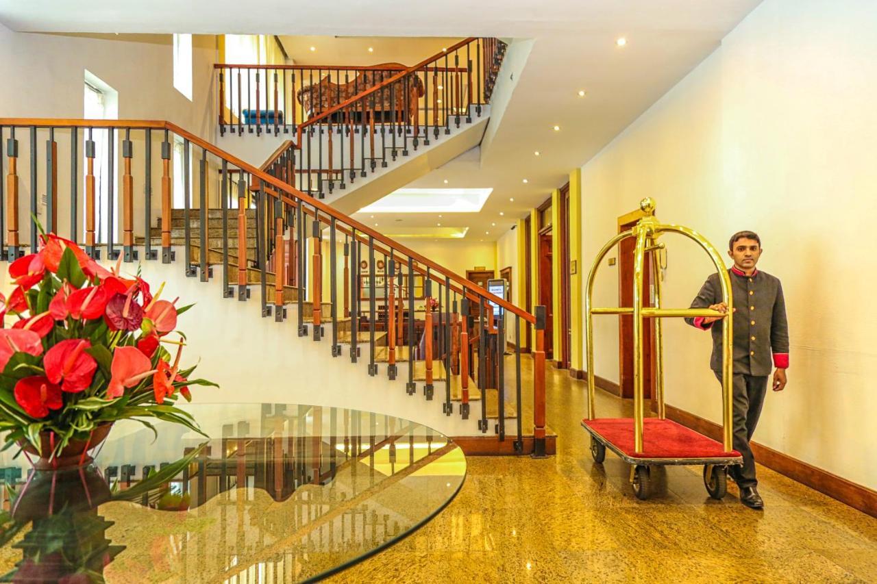 Oak Ray Regency Hotel Kandy Exterior foto